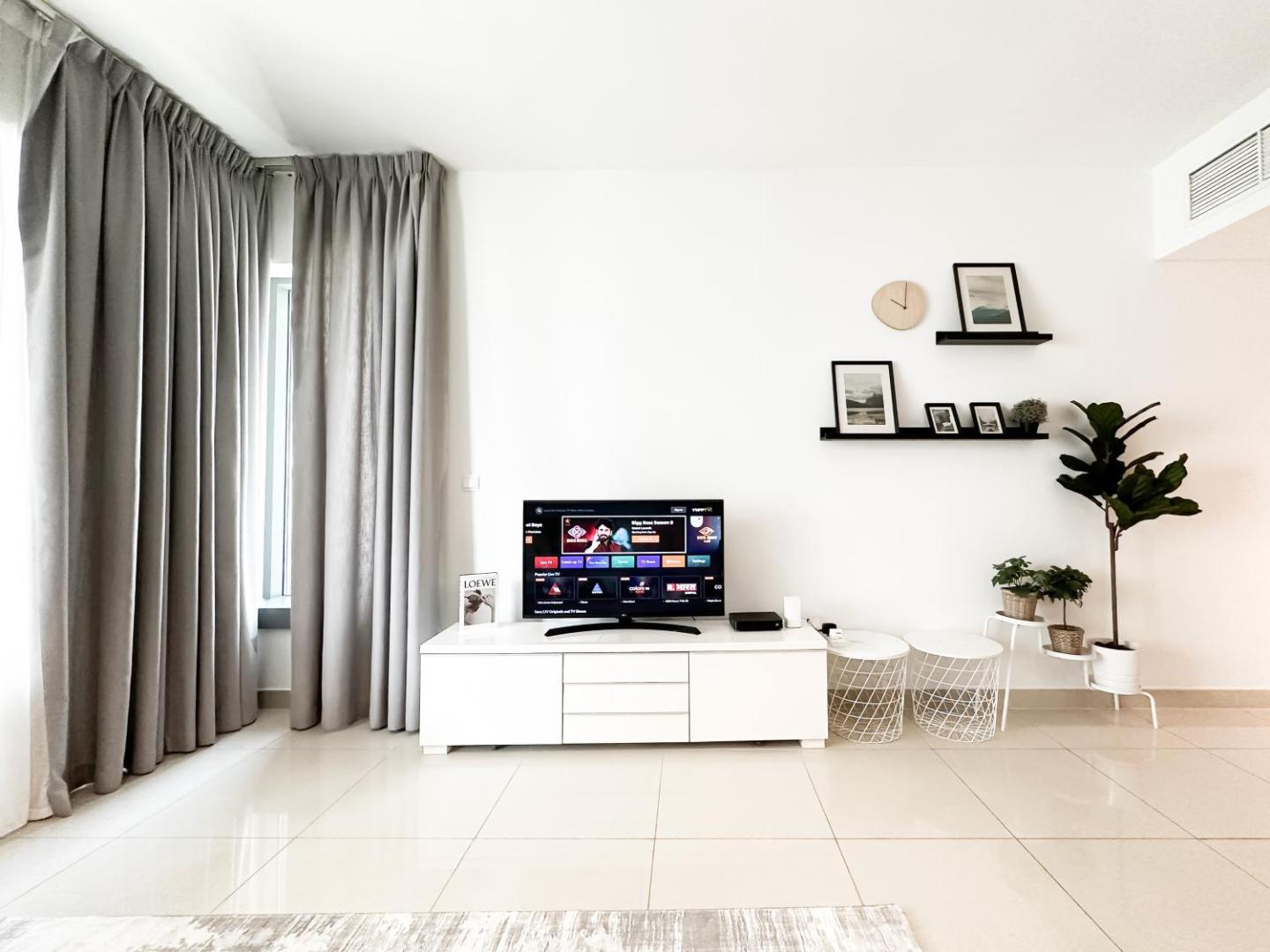 Фотография 7: Trophy - 29 Boulevard Tower Downtown Suite