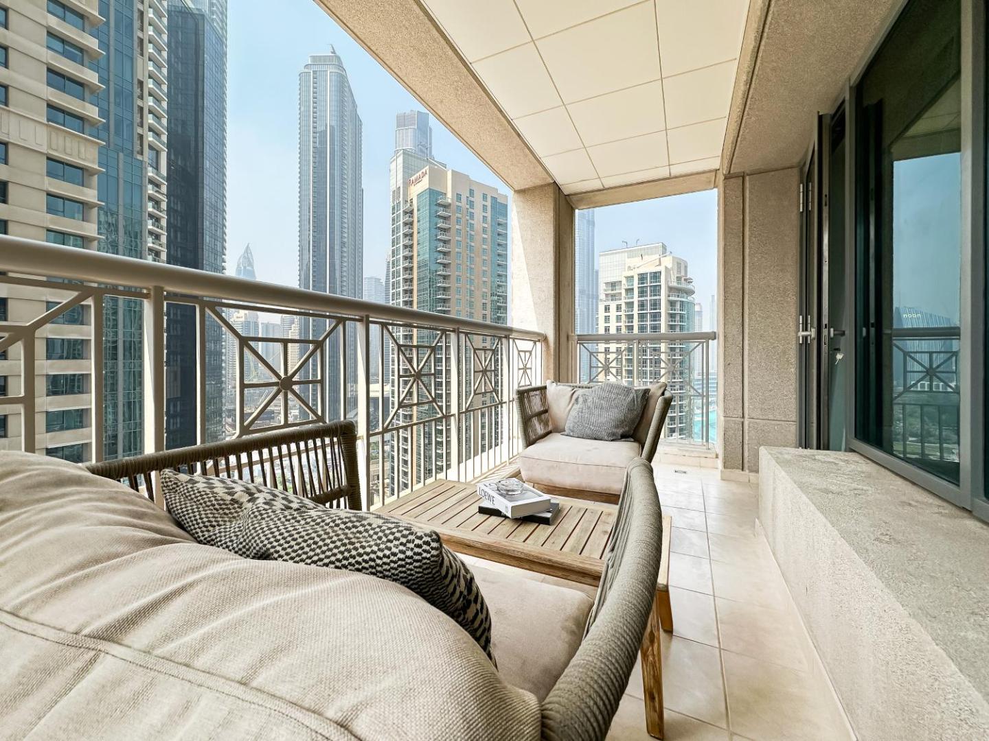 Фотография 5: Trophy - 29 Boulevard Tower Downtown Suite