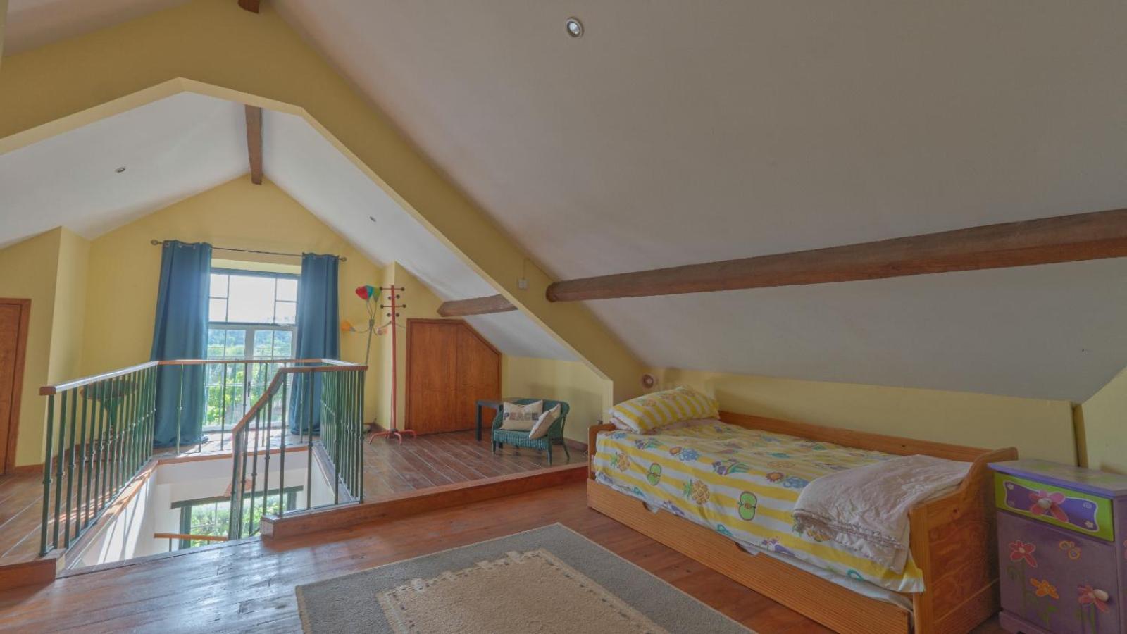 Large, converted farmhouse with pool的照片7