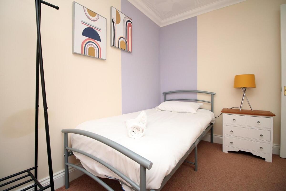 Foto 4: 3 Bed with Free Parking - Merriotts 1 by Tŷ SA