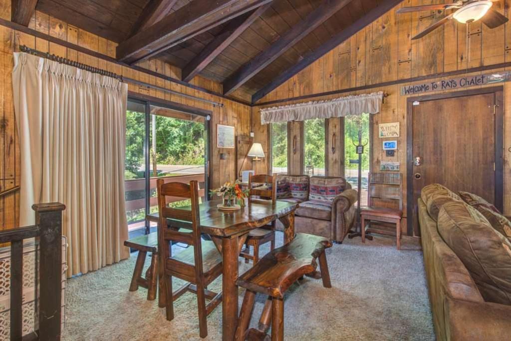 Foto 10: Rays Chalet - Unique and Cozy Riverfront Home