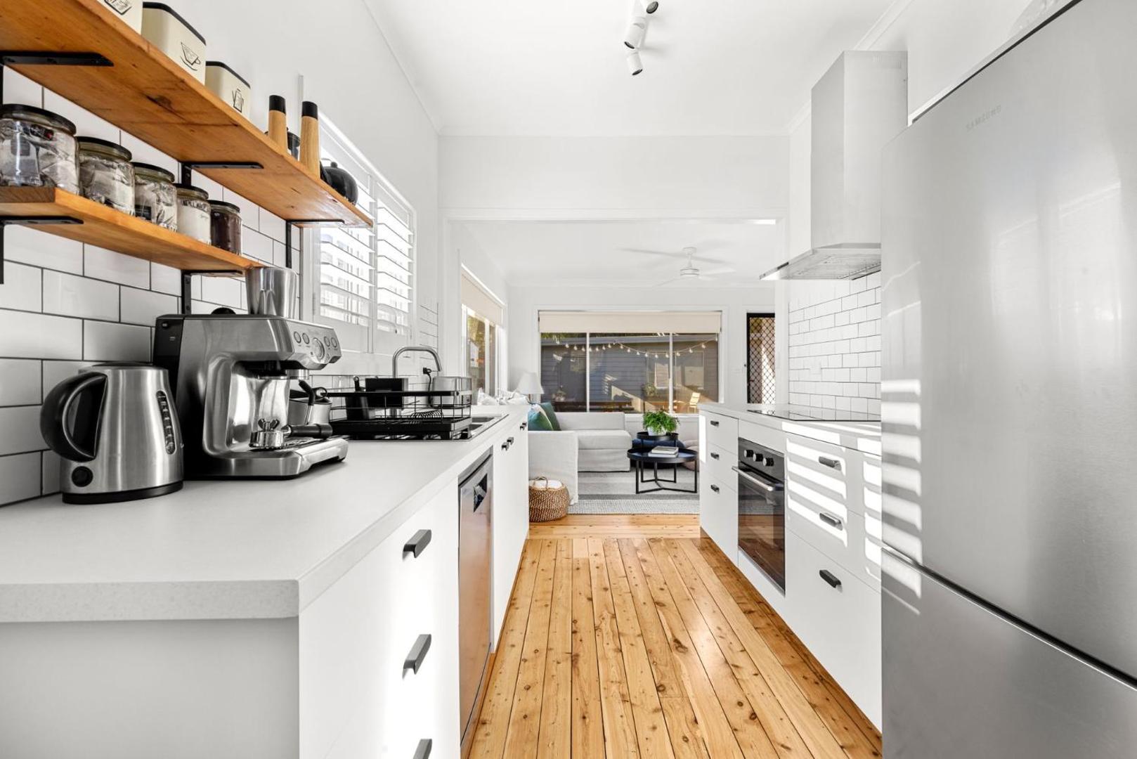 Φωτογραφία 5: Amaroo - Pet Friendly - 2 Mins Walk to Beach - Outdoor Fireplace