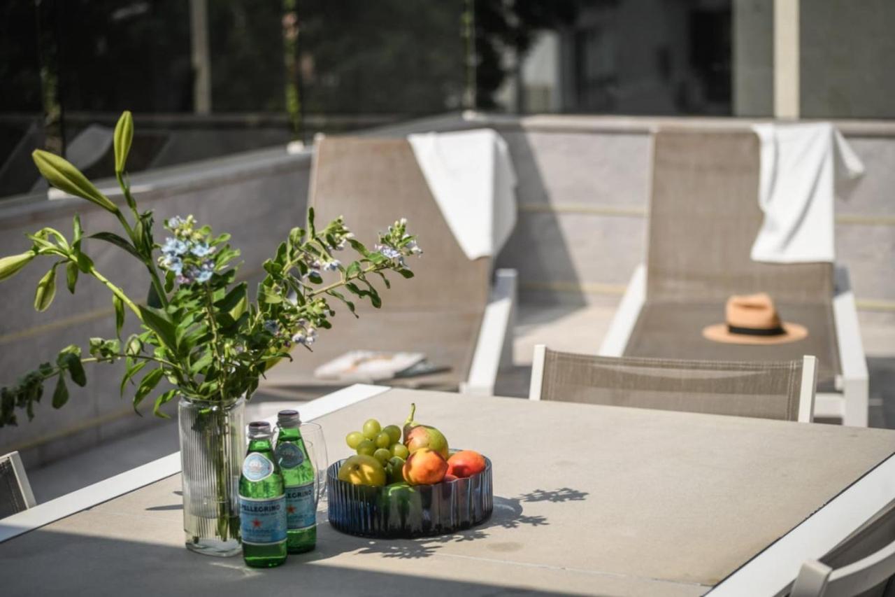 Fotografie 10: Bright & Modern 2BR Apt with Spacious Terrace 5-min from Beach by Sea N' Rent
