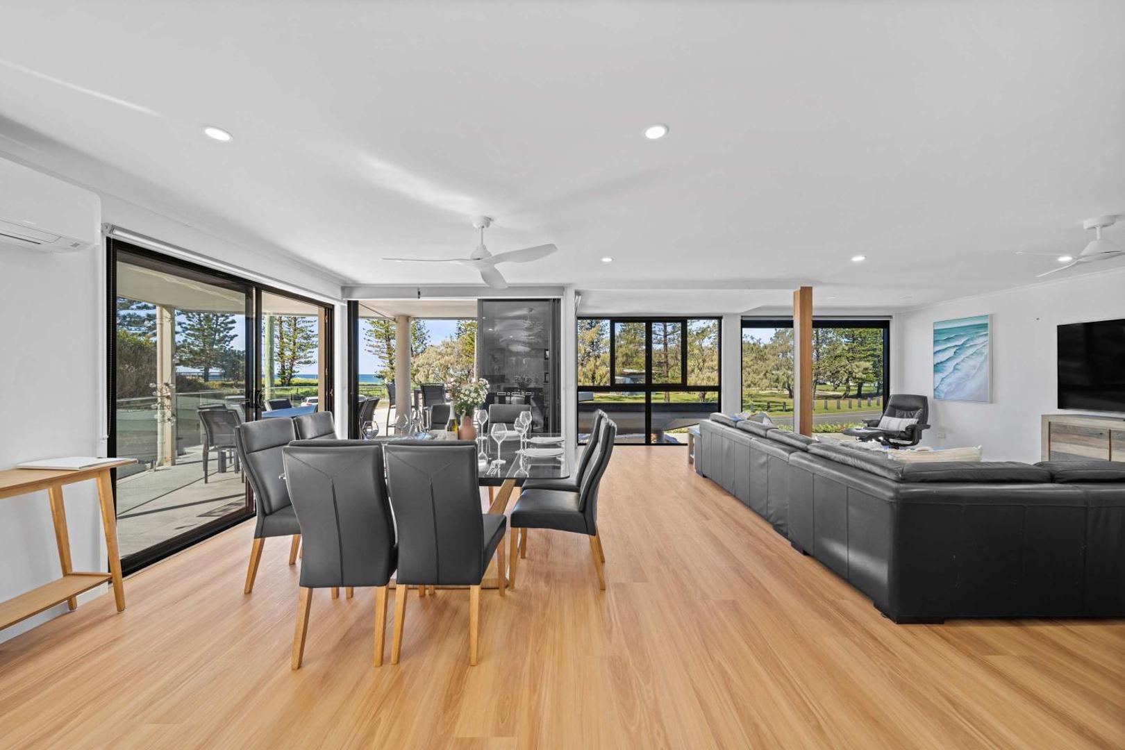 Foto 3: Beachfront with pool ocean views and pet friendly