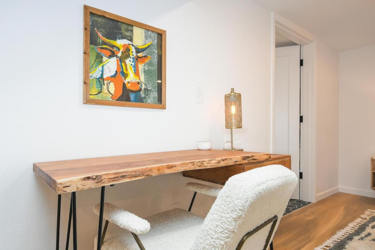 Foto 9: Bright & Modern Basement Apartment DT N'hood