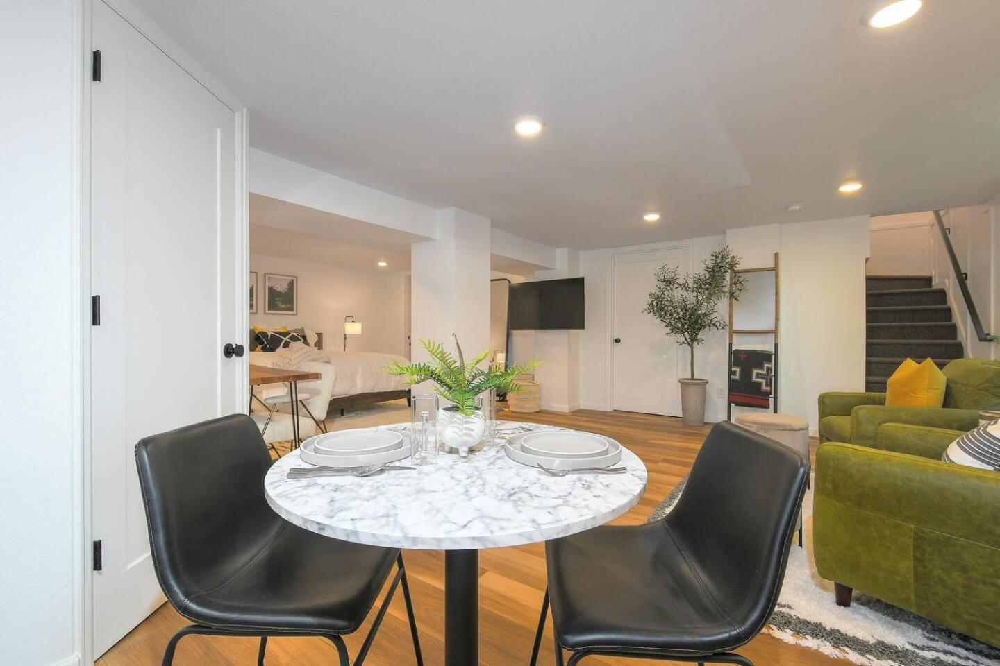 Foto 8: Bright & Modern Basement Apartment DT N'hood