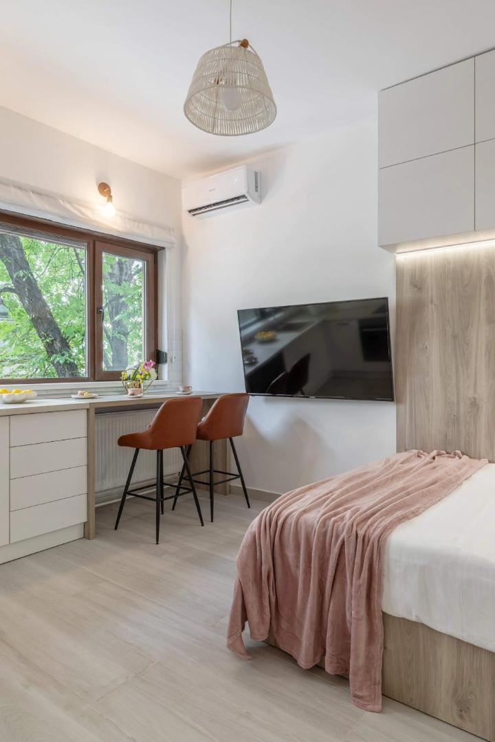 Zdjęcie 4: Stylish & Sunny Studios - Steps from Amzei Square
