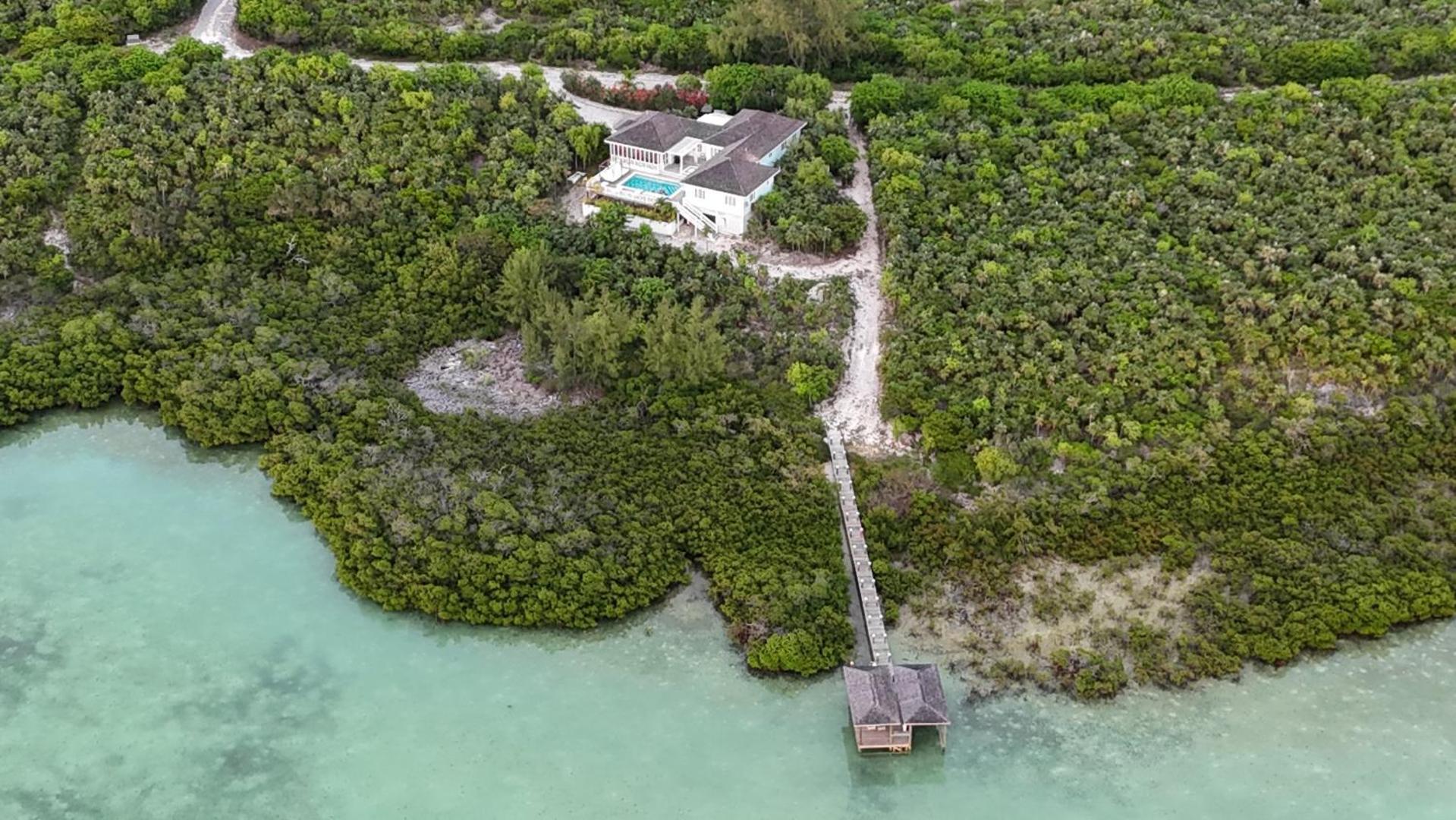 Φωτογραφία 2: Turtle Pointe - Lux New Windermere Home withPool, Boat Dock, Beach home