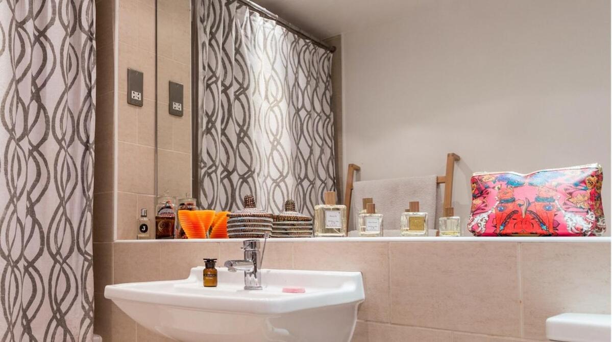 Bright & Big 2 Bed Loft in trendy Stoke Newington的照片4