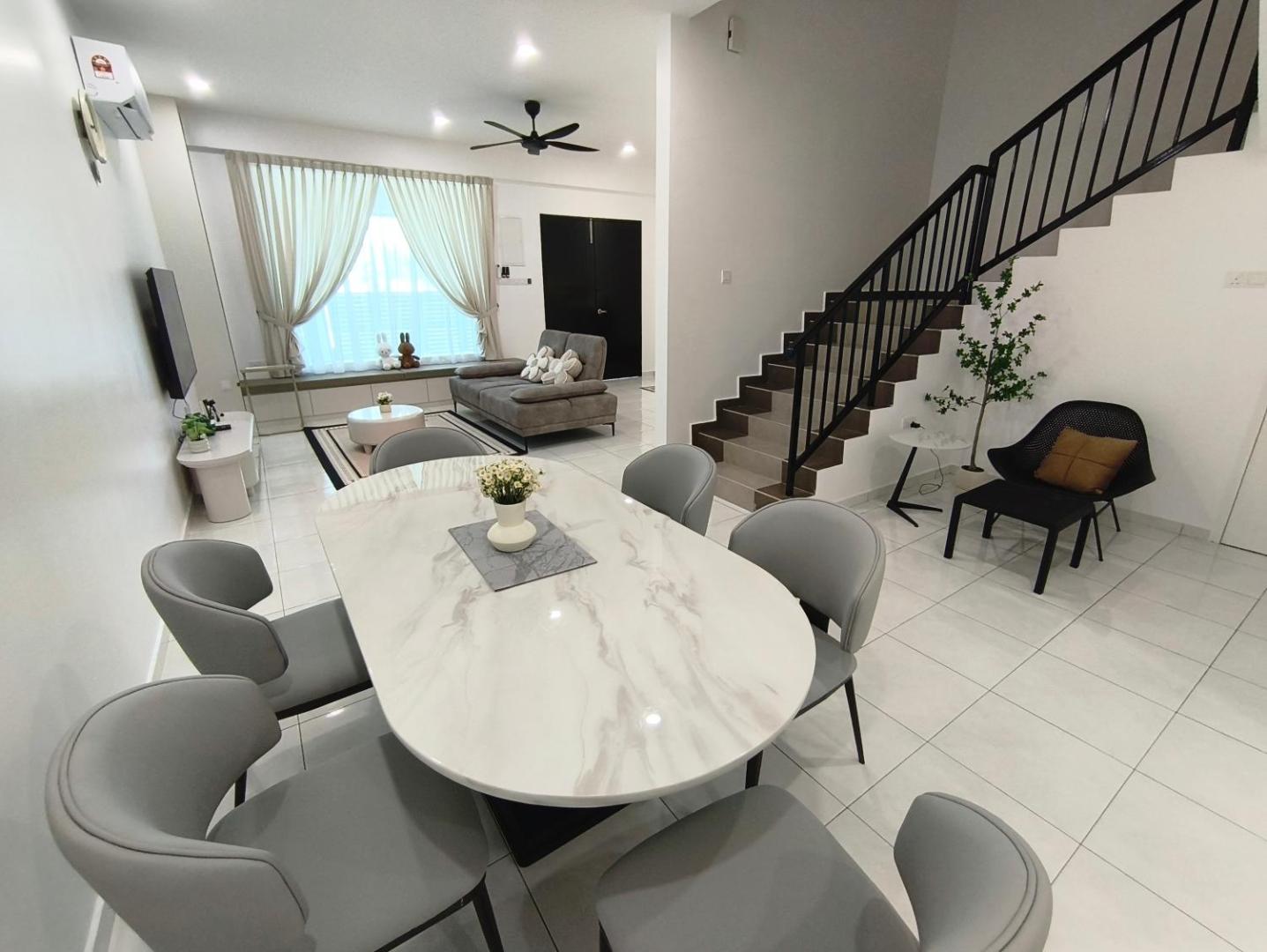 Zdjęcie 4: Spacious, 2 Storey Home, Up to 12 Pax, 4 Bedrooms, 4 Bathrooms, 2 Car Park Lots by Star Home
