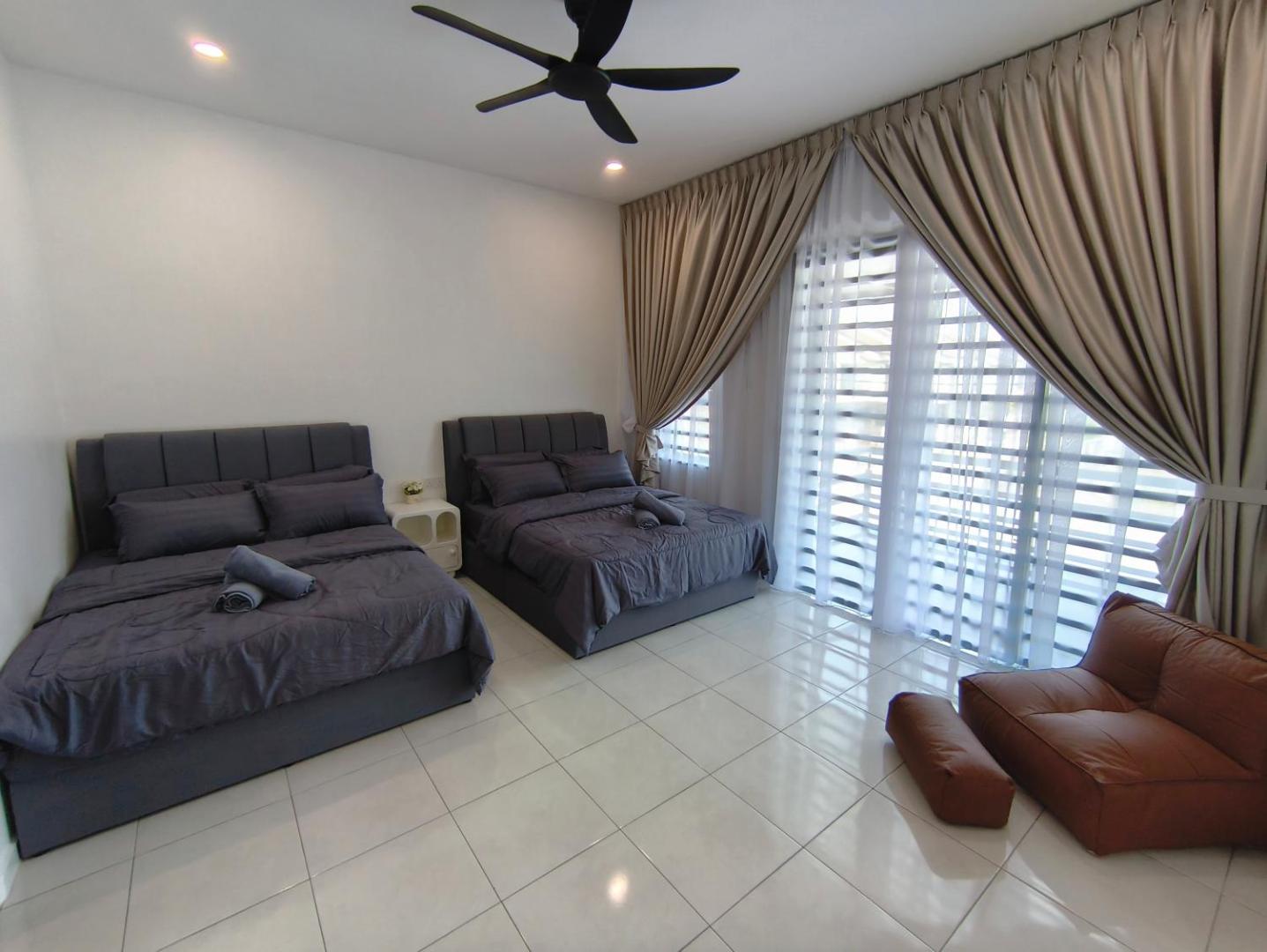 Zdjęcie 10: Spacious, 2 Storey Home, Up to 12 Pax, 4 Bedrooms, 4 Bathrooms, 2 Car Park Lots by Star Home