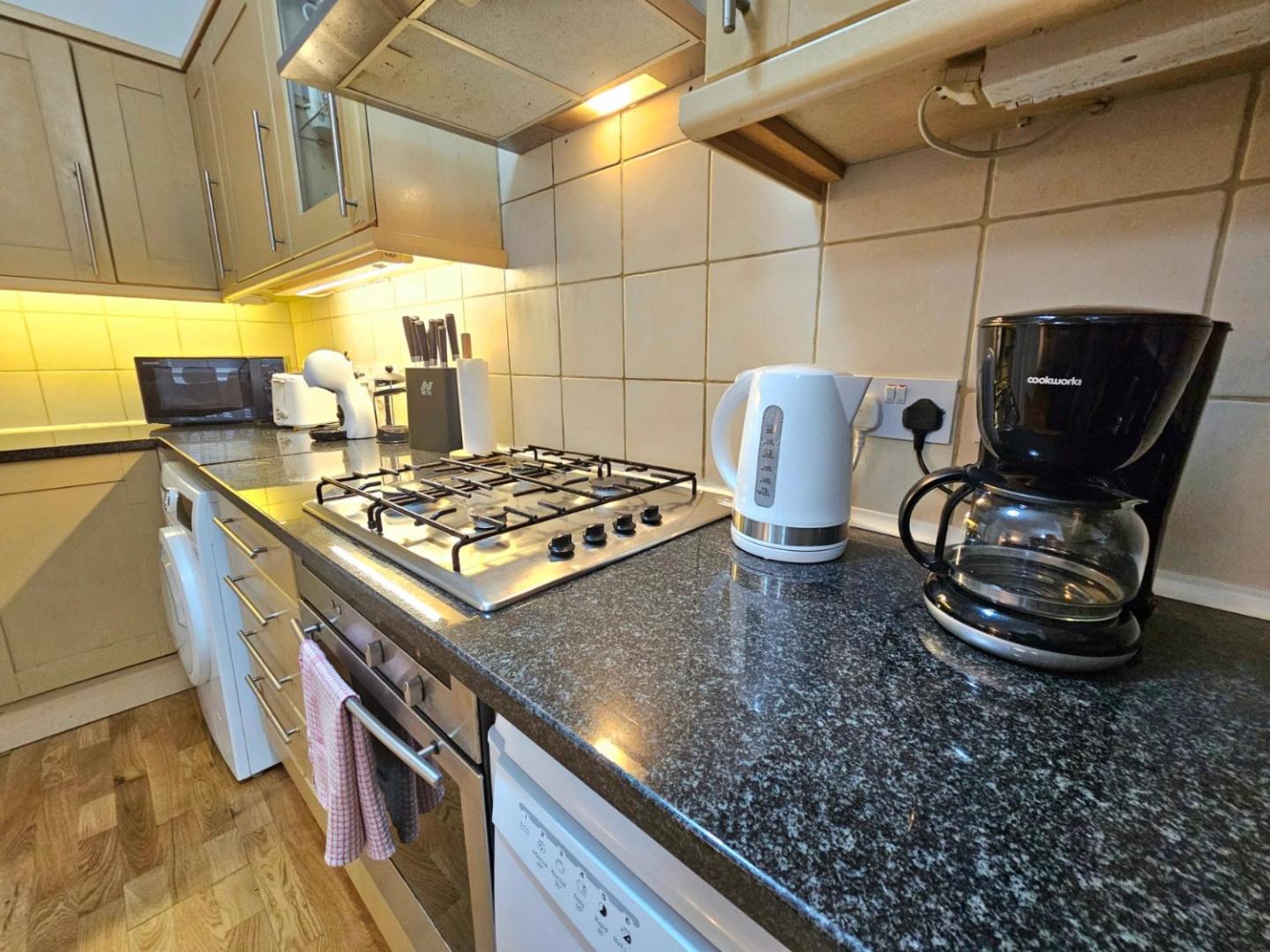 Foto 8: Spacious & Cosy 2 Bedroom Home plus 2 Sofa-beds with Private Entrance and Back Patio, 3 min walk to Earl's Court Station