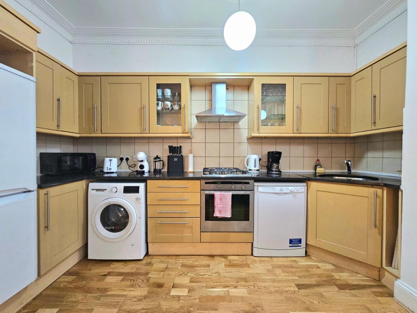 Foto 4: Spacious & Cosy 2 Bedroom Home plus 2 Sofa-beds with Private Entrance and Back Patio, 3 min walk to Earl's Court Station