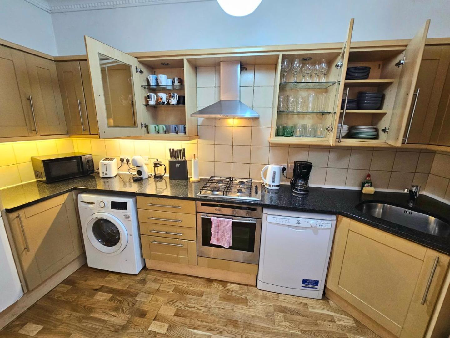 Foto 7: Spacious & Cosy 2 Bedroom Home plus 2 Sofa-beds with Private Entrance and Back Patio, 3 min walk to Earl's Court Station