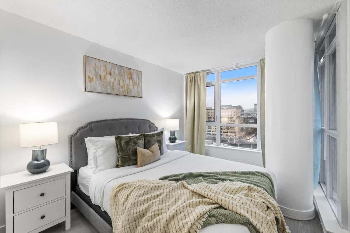 Zdjęcie 3: Modern & Stylish Comfort in the Heart of Toronto