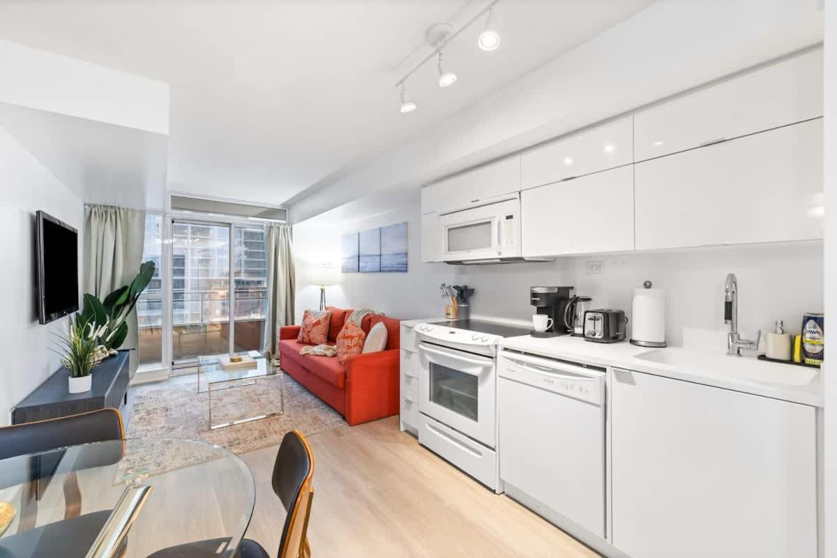 Zdjęcie 10: Modern & Stylish Comfort in the Heart of Toronto