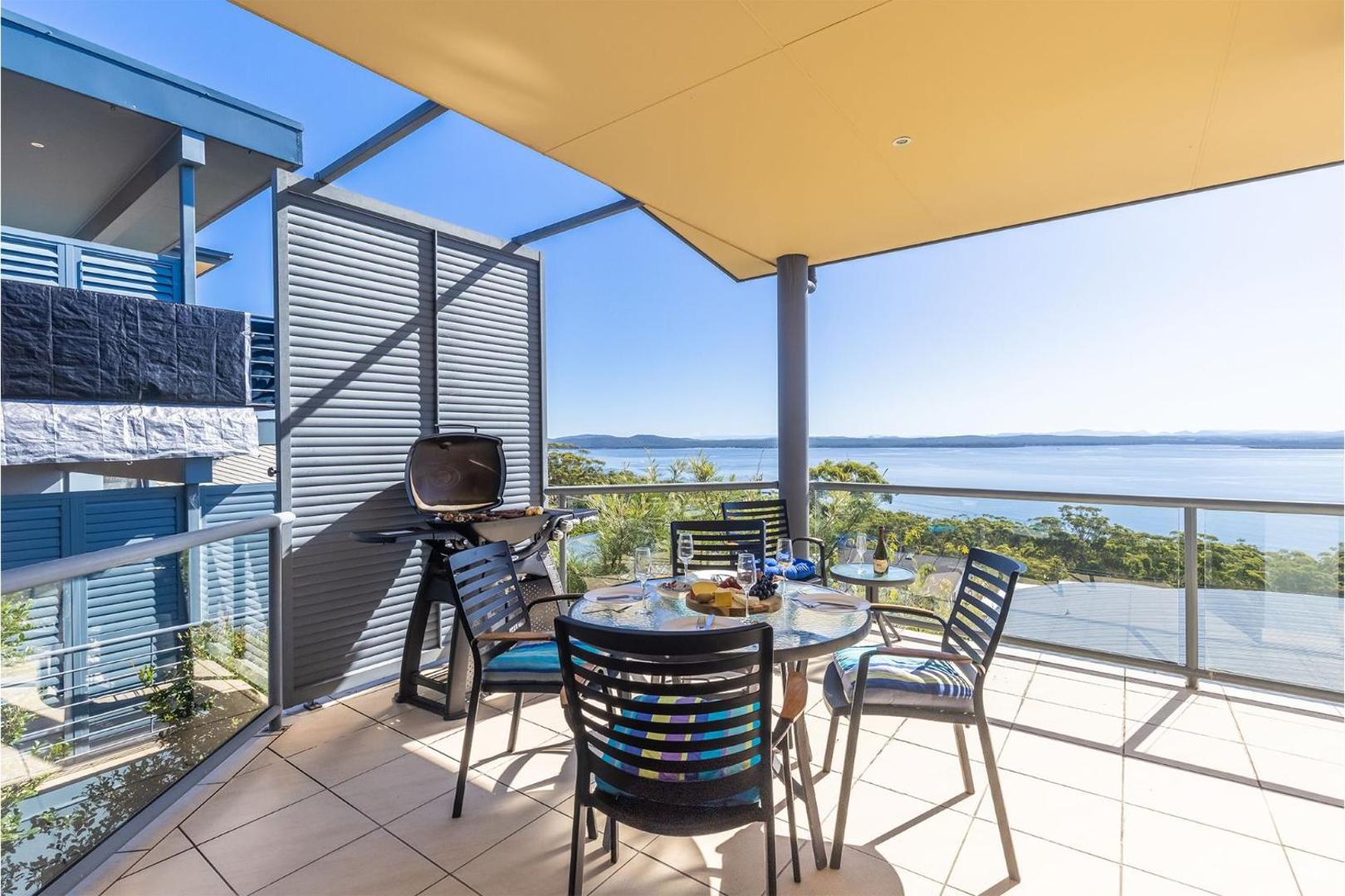 Billede 2: High View, 23 Wollomi Ave - perfect coastal getaway, with stunning water views and Wifi