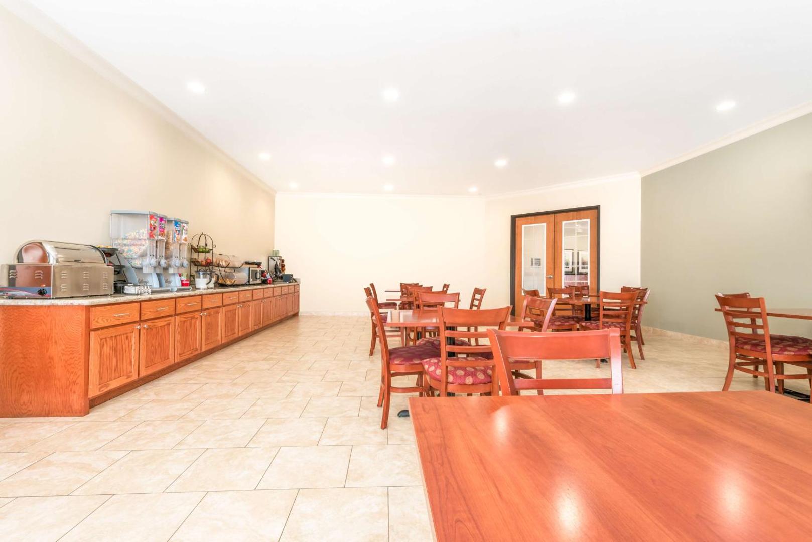 Fotografie 2: Ramada by Wyndham College Station