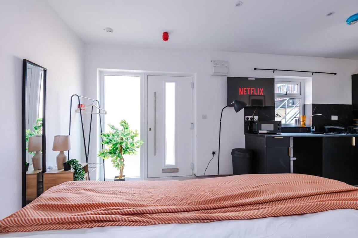 Foto 3: Studio Flat by Brookland Stays Serviced Accommodation Short Lets Birmingham with Free WiFi