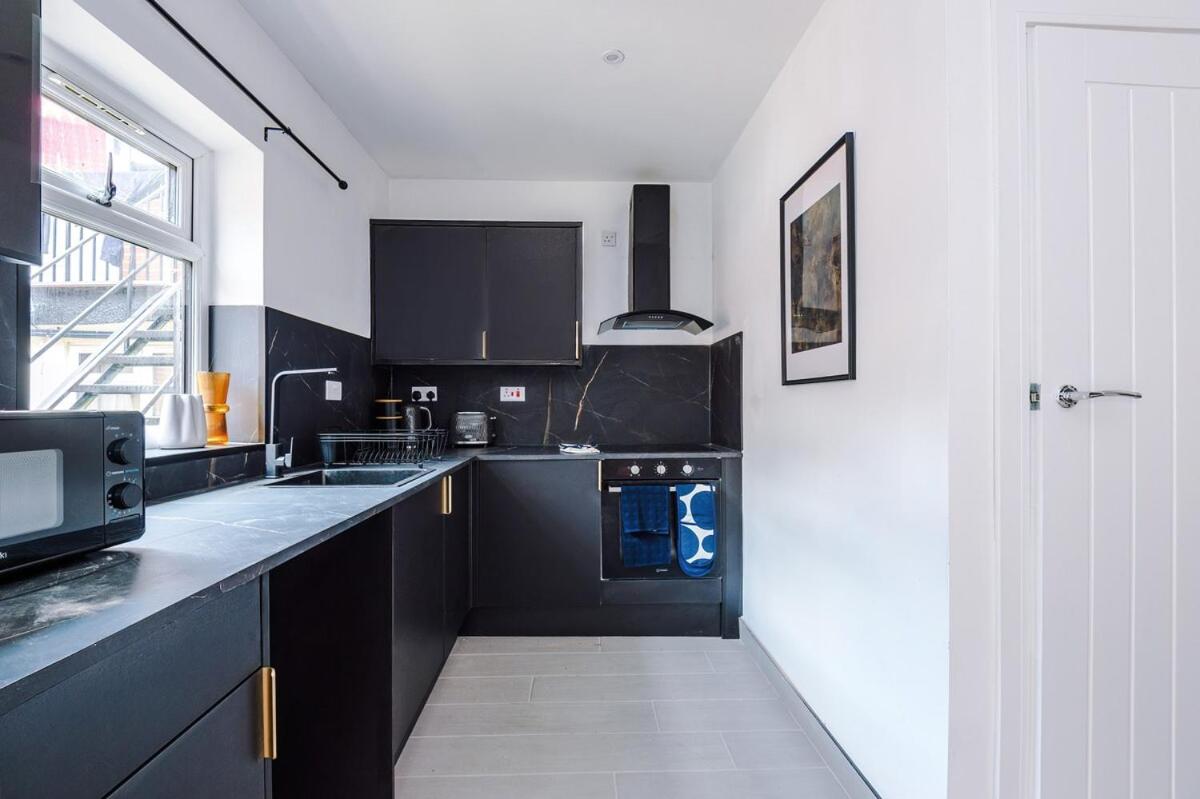 Foto 10: Studio Flat by Brookland Stays Serviced Accommodation Short Lets Birmingham with Free WiFi