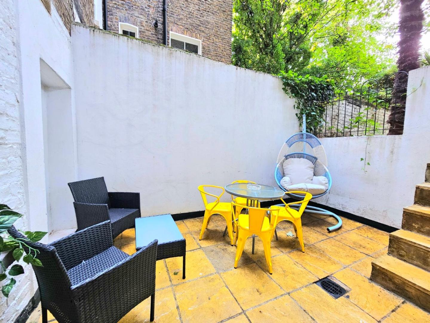 Foto 2: Spacious & Cosy 2 Bedroom Home plus 2 Sofa-beds with Private Entrance and Back Patio, 3 min walk to Earl's Court Station