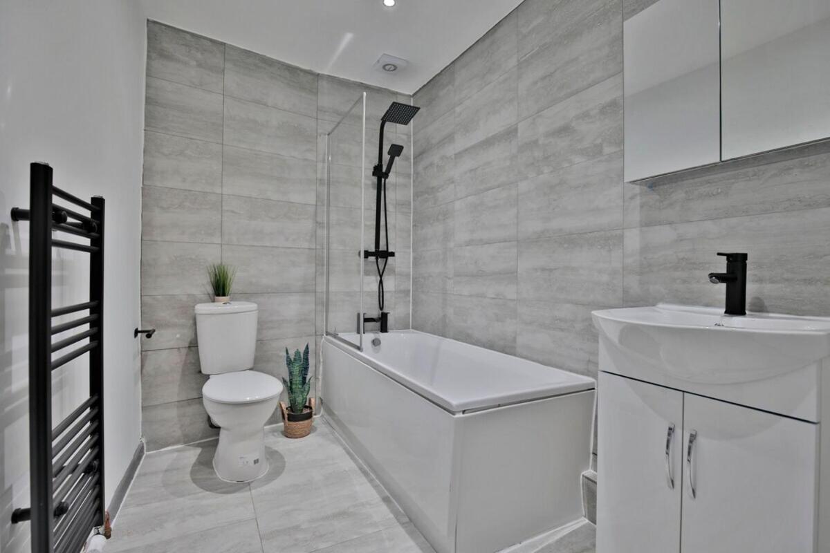 Fotografie 5: Freckleton House in Town Centre, near Blackpool, Sleeps 6, Free Parking - By NMB Property