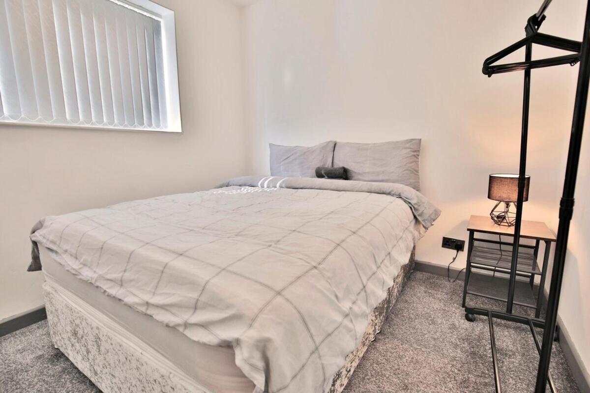 Fotografie 3: Freckleton House in Town Centre, near Blackpool, Sleeps 6, Free Parking - By NMB Property