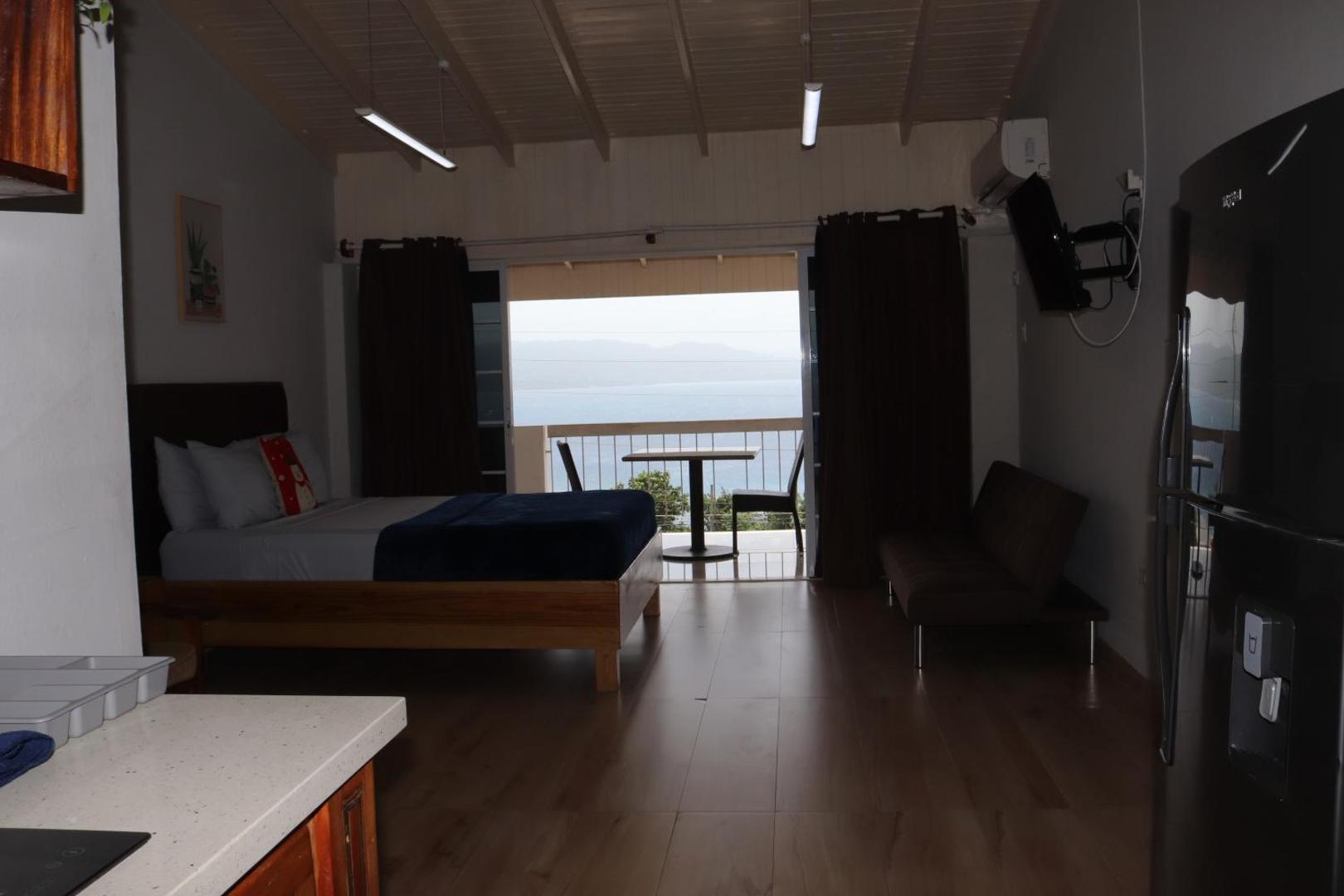 Fotografie 7: Ocean view Studios at Montego Gardens with Wifi