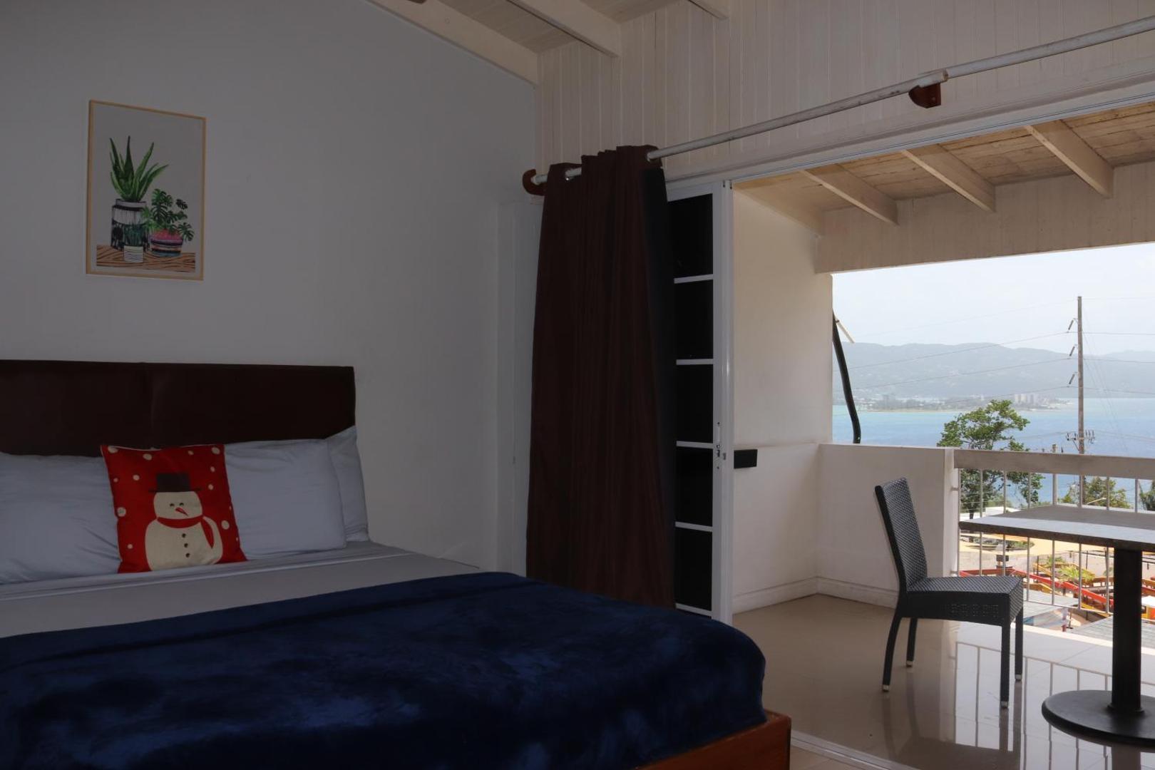Fotografie 10: Ocean view Studios at Montego Gardens with Wifi