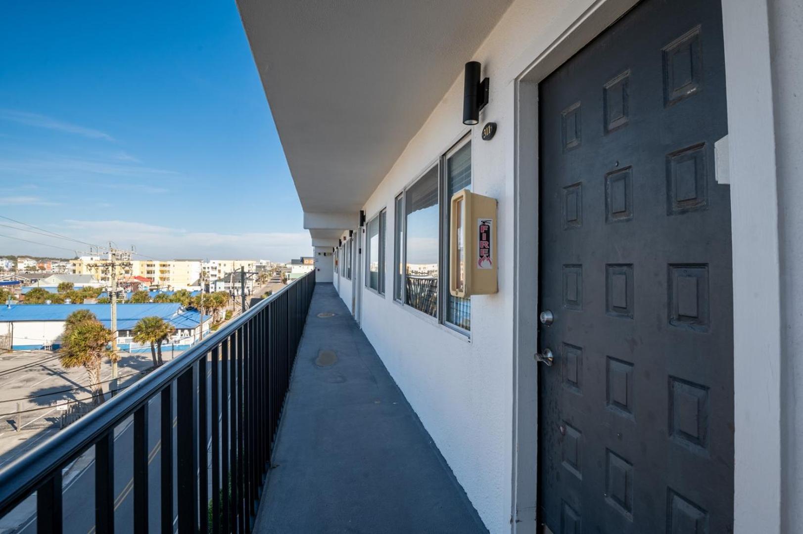 Fotografie 6: Oceanfront with Pool - New Flooring - New Furniture