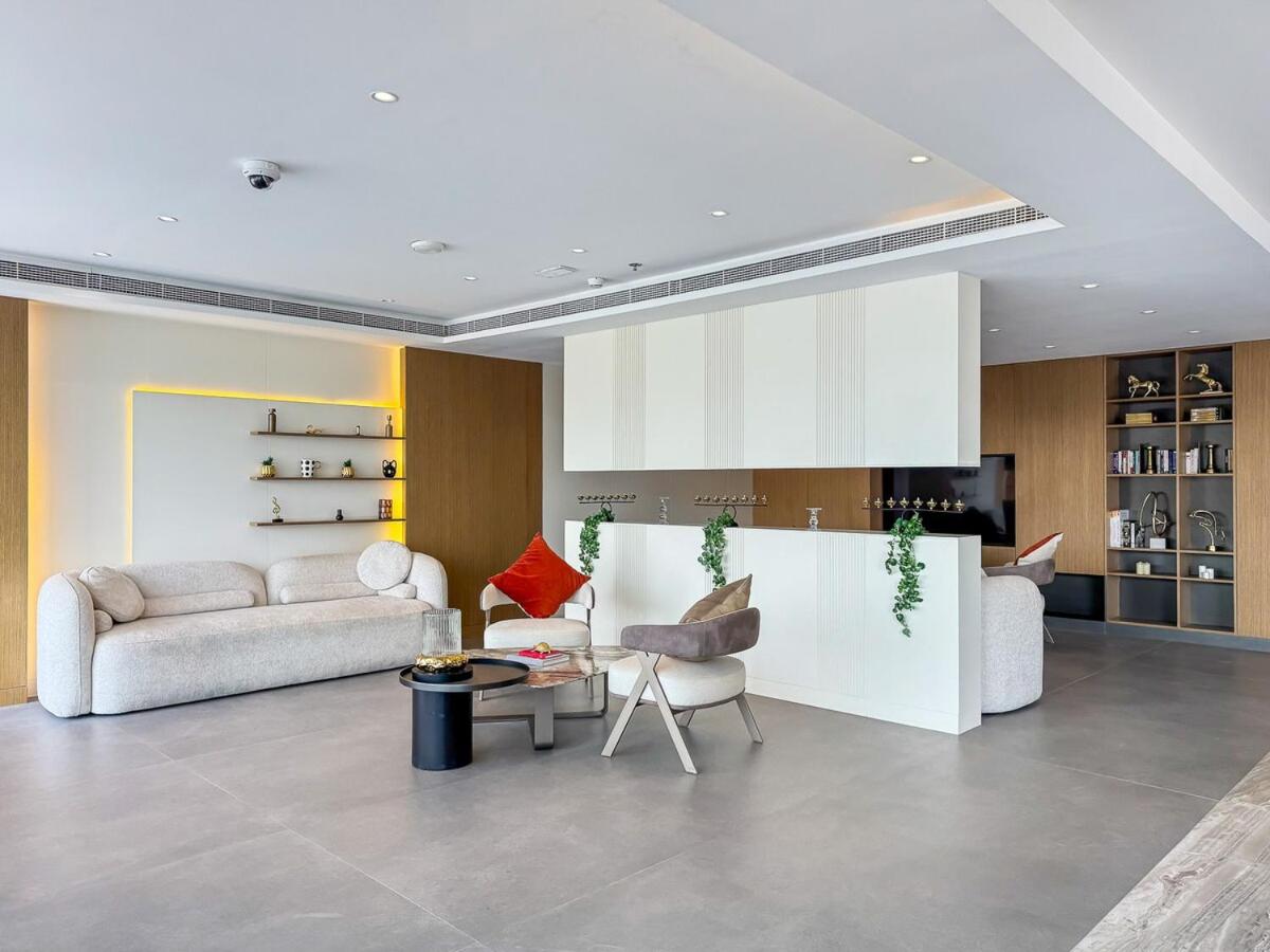 Foto 3: Elegant Studio with Pool & Gym, Near Metro Station