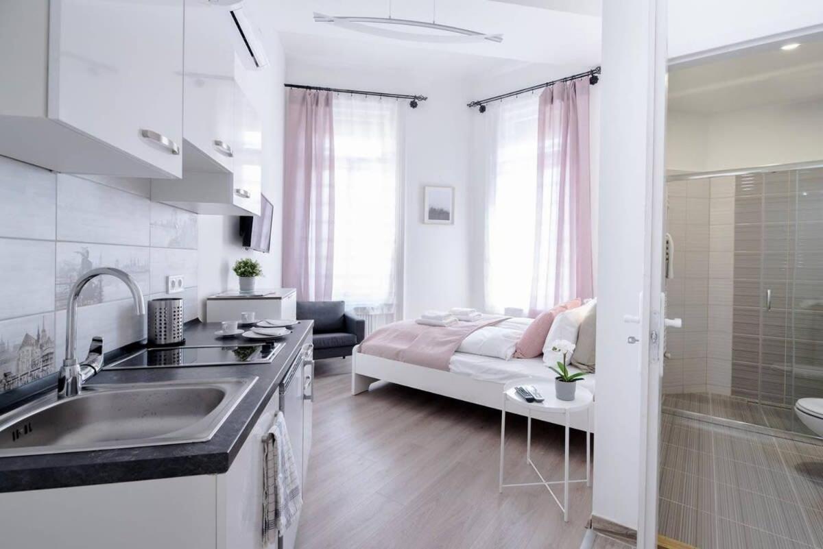 Studio at fantastic location with AC photo 2