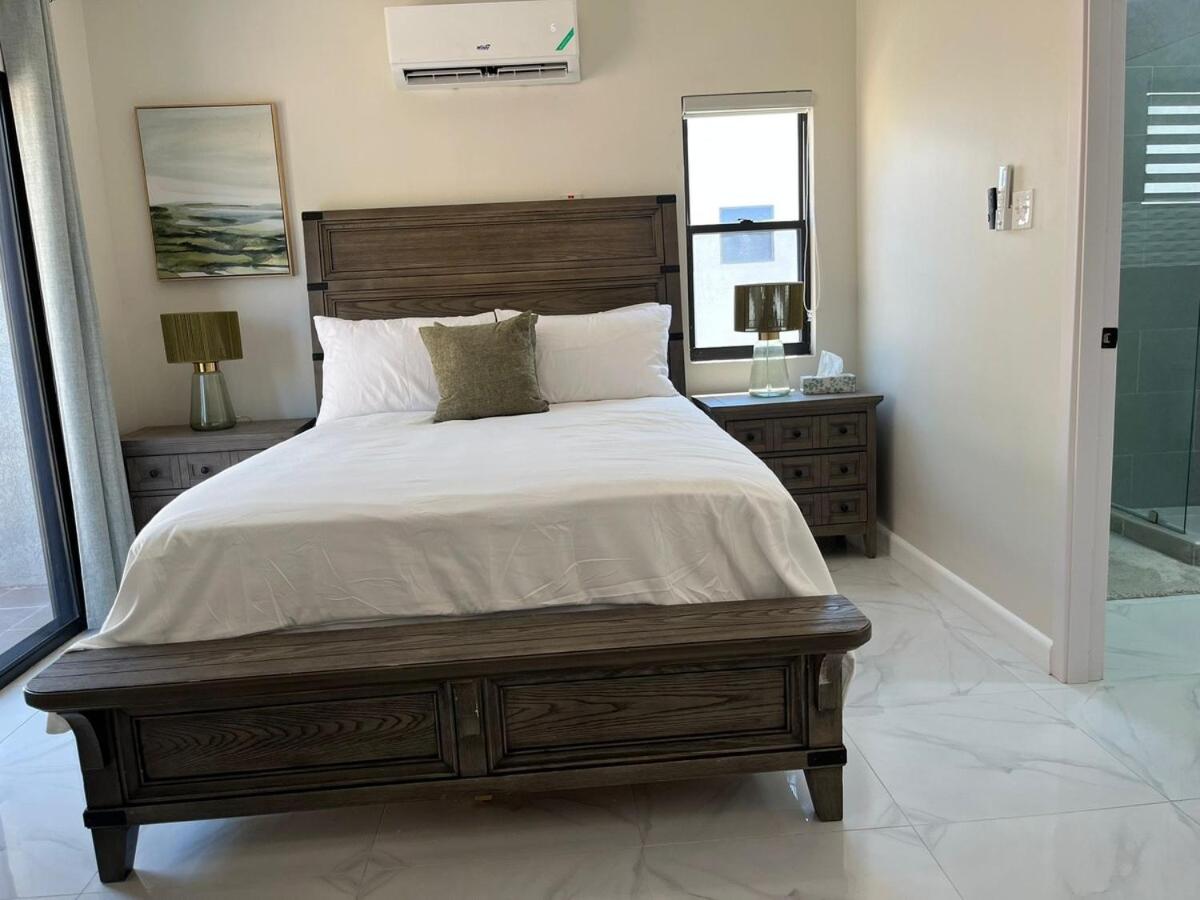 Foto 10: Drift & Discovery New Modern Stay, Mins to Beach!