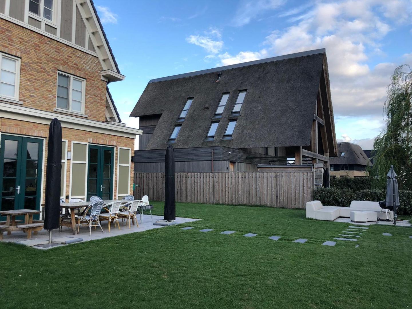 Kuva 3: House with garden in Amsterdam