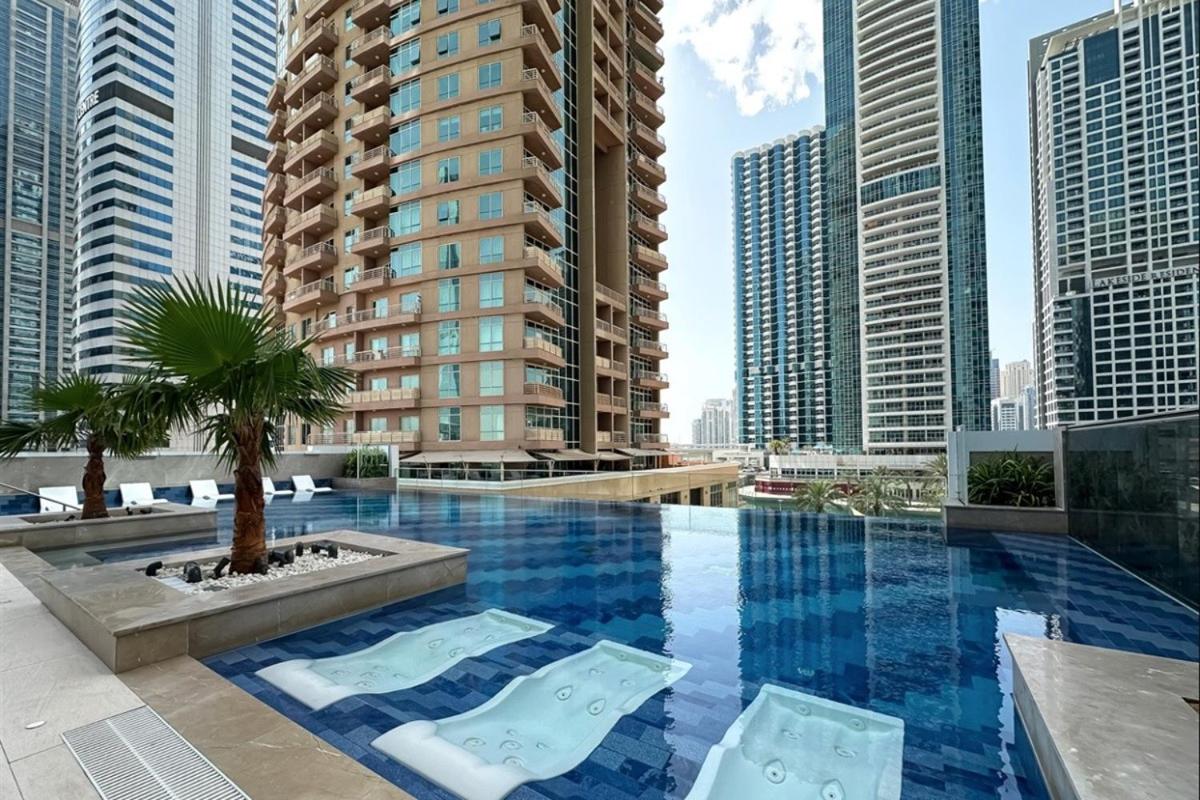 Bilde 4: Trophy - Luxurious Studio Apartment in JLT w Golf Simulator