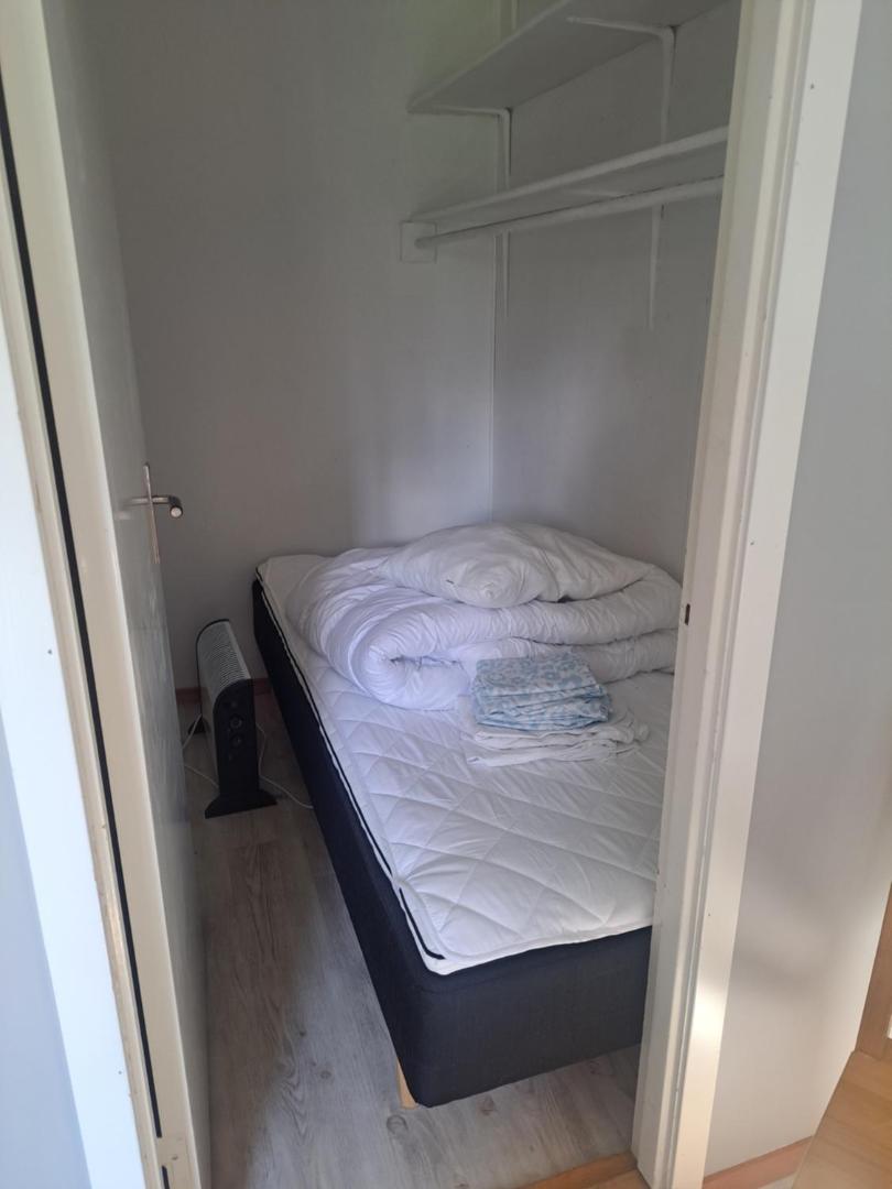 Foto 3: Stuga, lantligt lugnt läge med gott om parkering