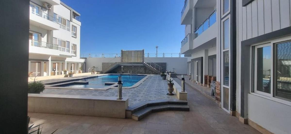 Kuva 6: Studio with a pool view