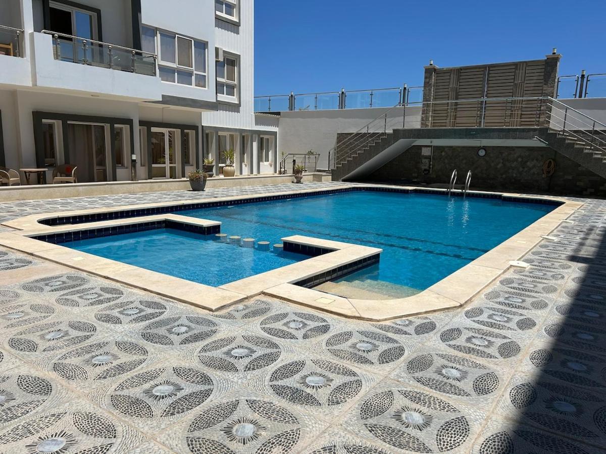 Kuva 3: Studio with a pool view