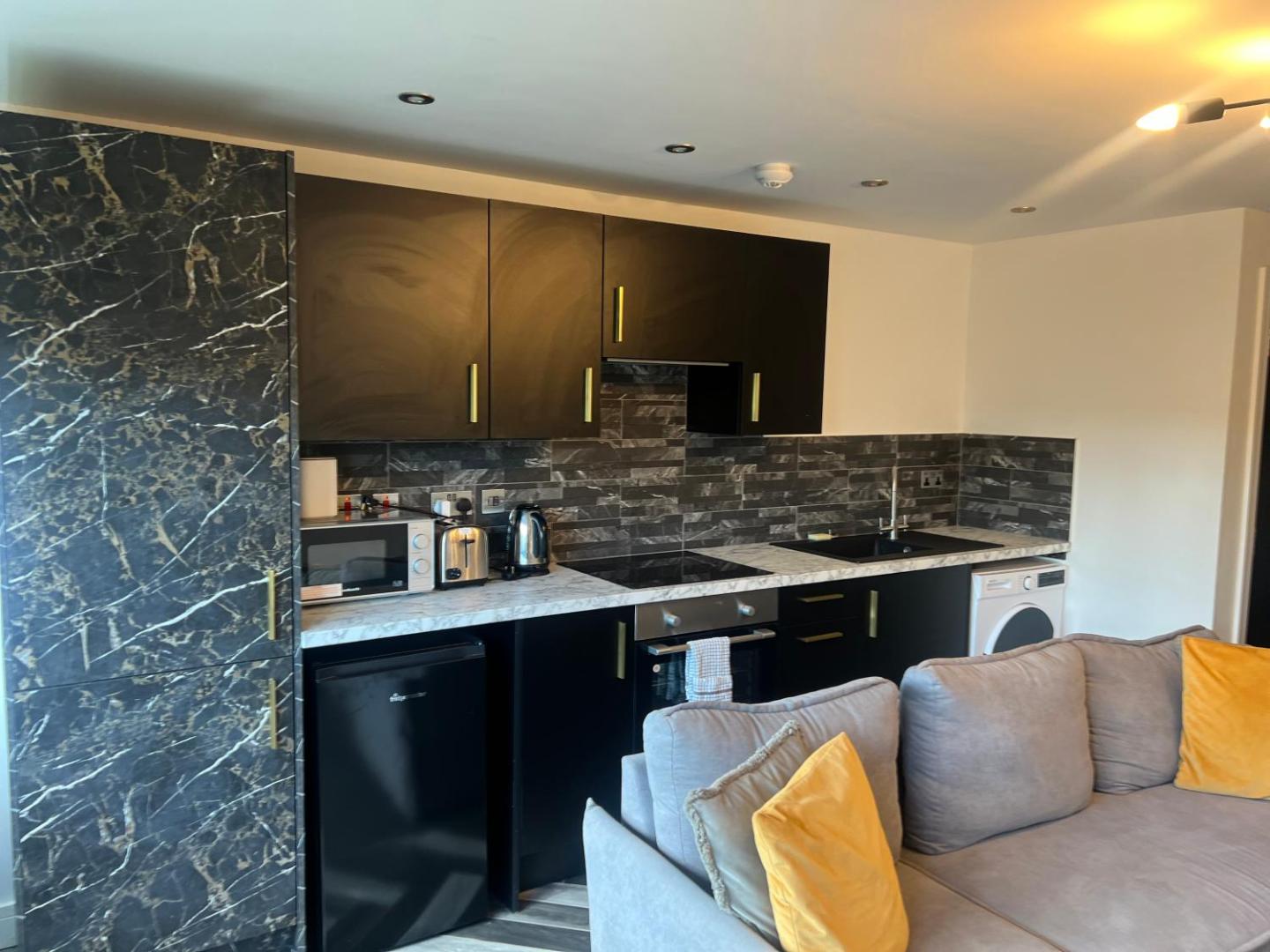 Spacious & Stylish Self Contained Studio Apartments photo 6
