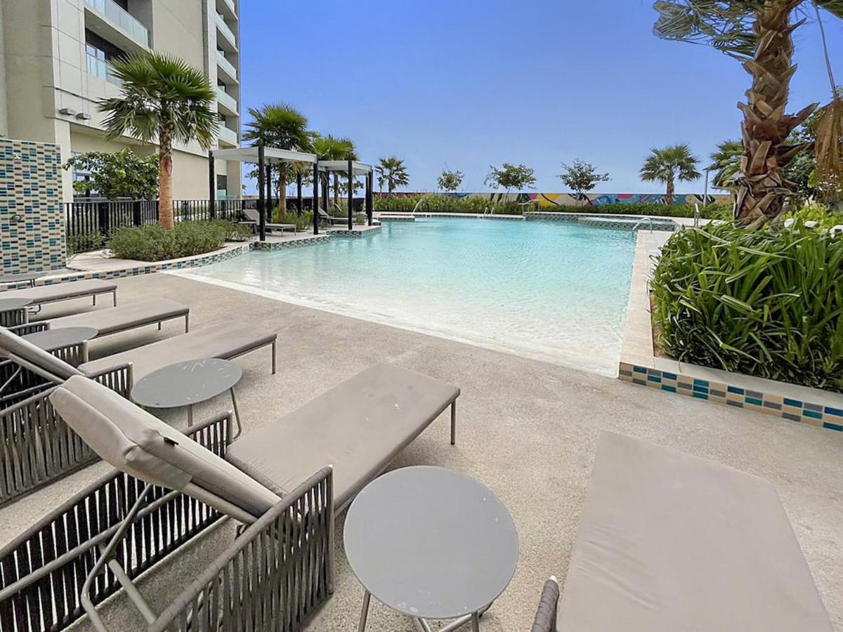 Billede 7: Chic Studio in Dubai with Pool View Retreat Near Business Bay & Jumeirah Beach