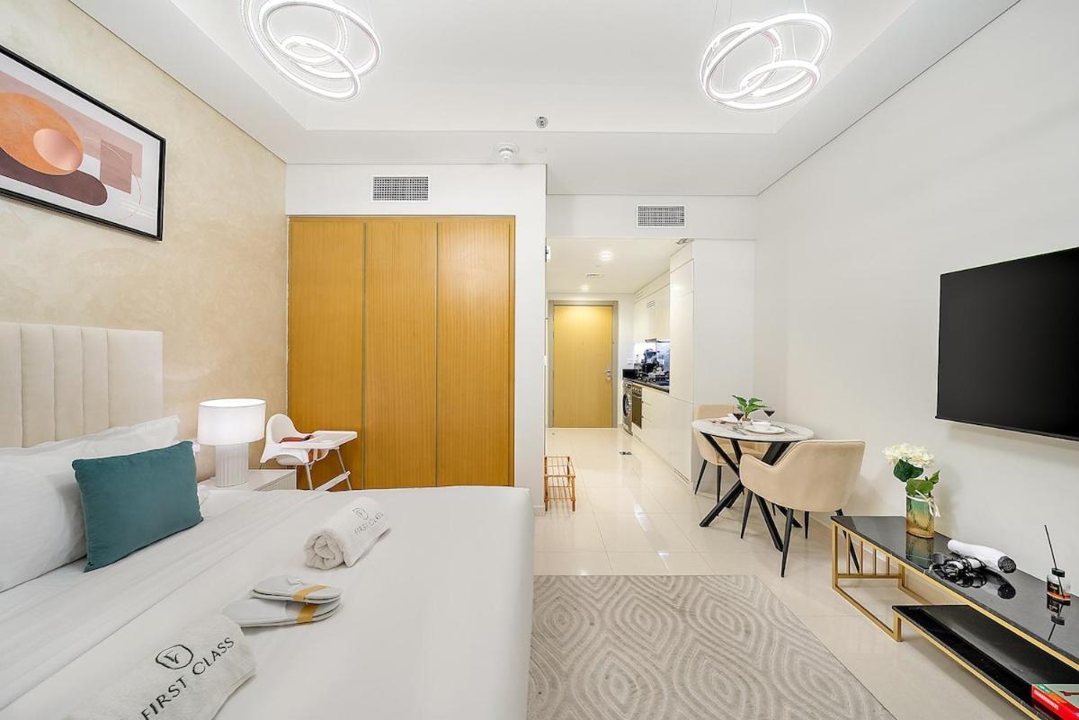 Billede 8: Chic Studio in Dubai with Pool View Retreat Near Business Bay & Jumeirah Beach