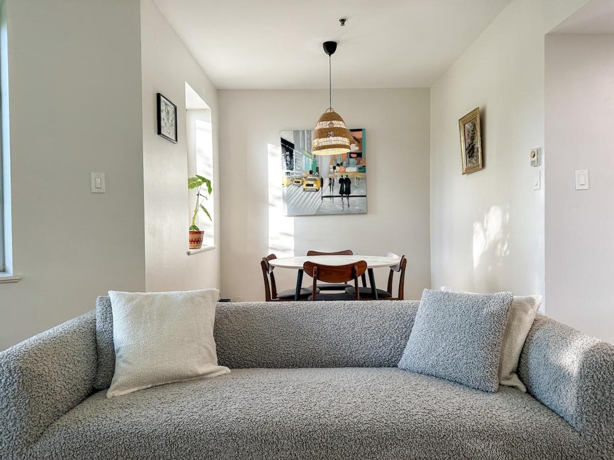 Chic & Fully Furnished 2-Bedroom Apartment in Prestigious Westmountの写真2