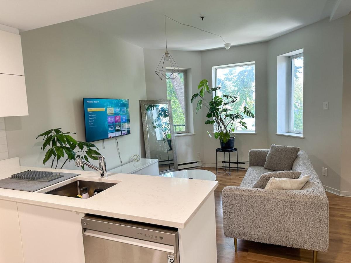 Chic & Fully Furnished 2-Bedroom Apartment in Prestigious Westmountの写真8