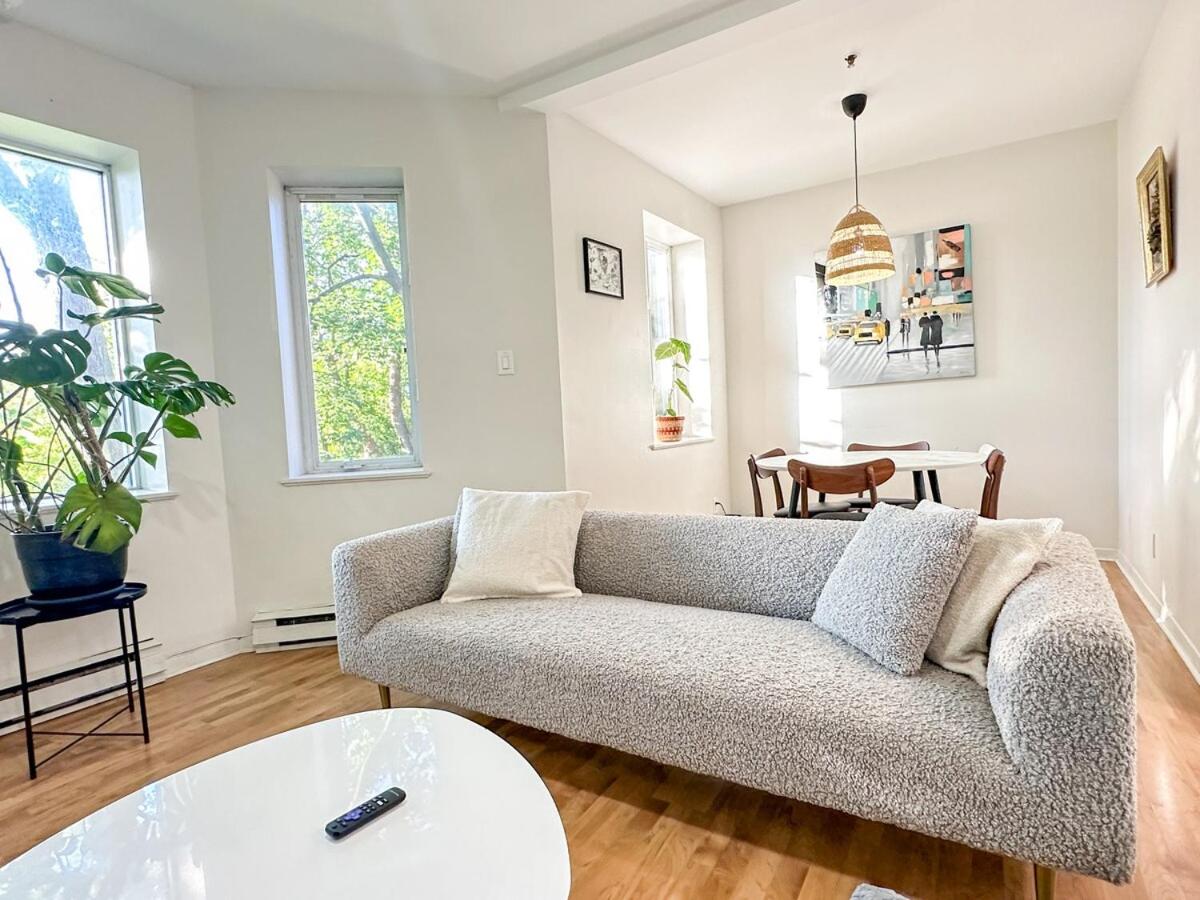 Chic & Fully Furnished 2-Bedroom Apartment in Prestigious Westmountの写真9
