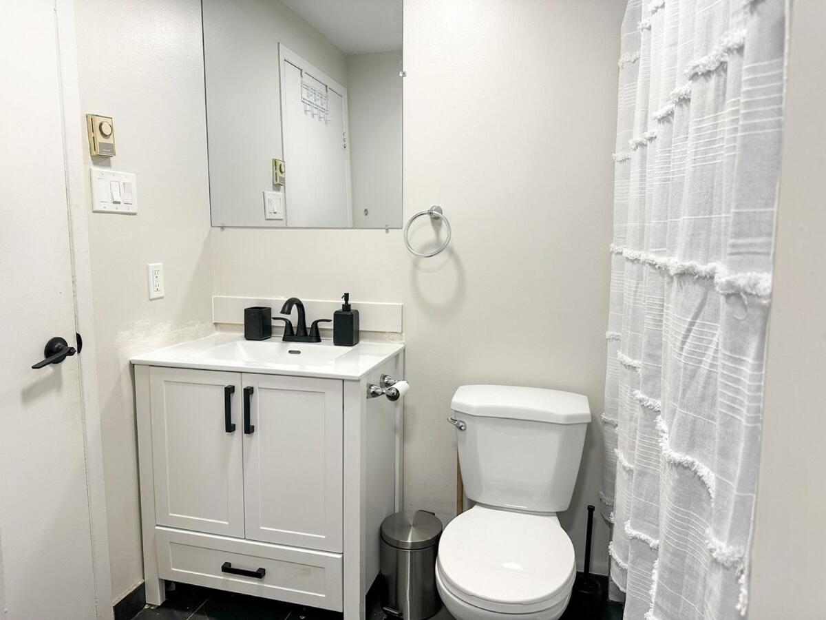 Chic & Fully Furnished 2-Bedroom Apartment in Prestigious Westmountの写真10