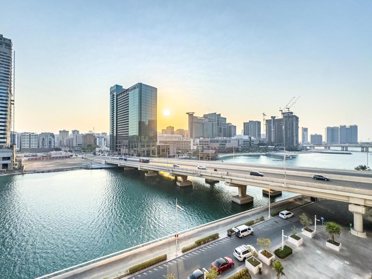 Fotografie 5: 3BDR Duplex - 5 min walk from Cleveland, ADGM & Galleria Mall - Maryah Island & ADGM - Huge Balcony - Full Canal & City Views - Perfect for Families & Groups