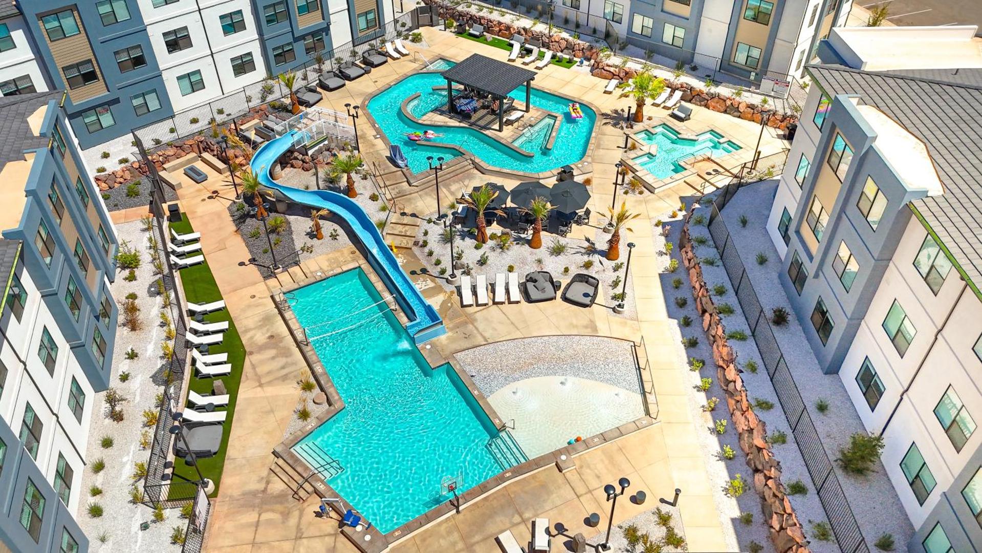 Poolside at Terra condo的照片2