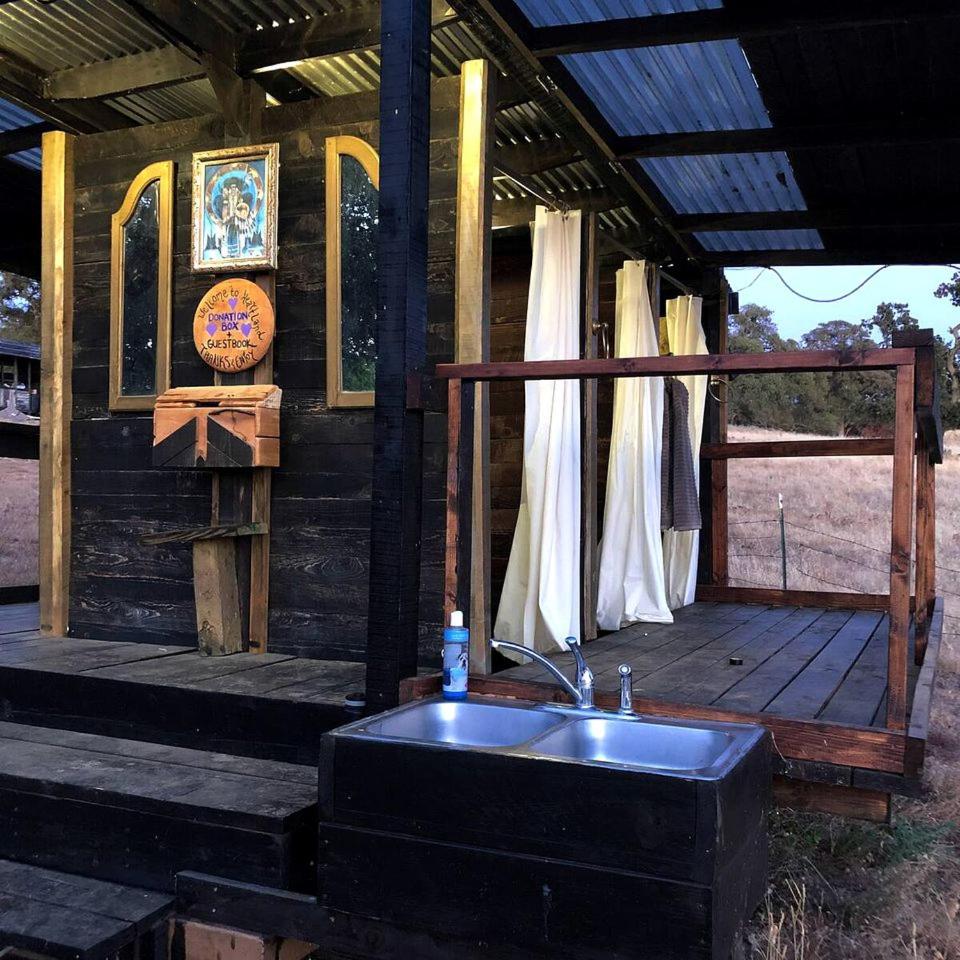 Cute, Lakeside Glamping Bell Tent + Amenities, Wheatland, Californiaの写真7