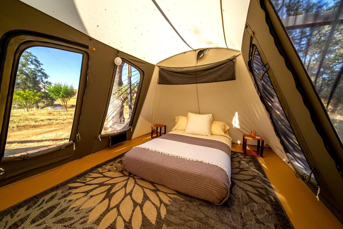 Cute, Lakeside Glamping Bell Tent + Amenities, Wheatland, Californiaの写真3