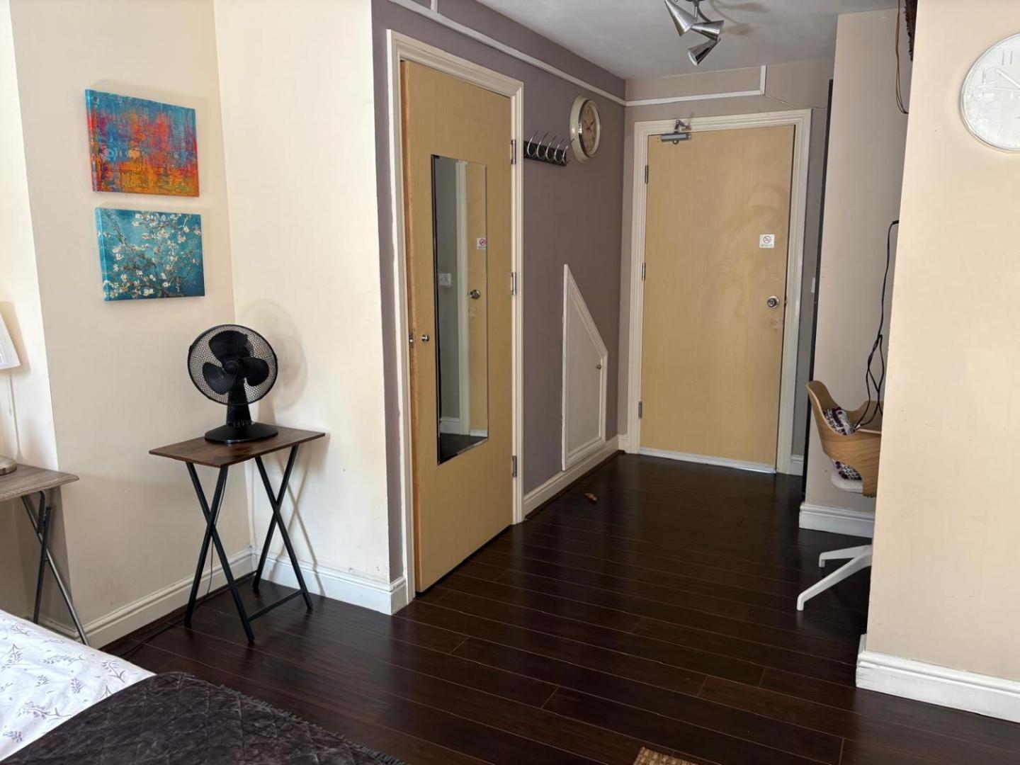 Billede 10: Spacious Studio with Free Parking West Molesey KT8